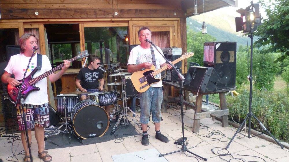 The Harper Brothers playing at Hotel 5 Saisons